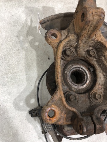 Кулак поворотний передній правий GHP933021A MAZDA