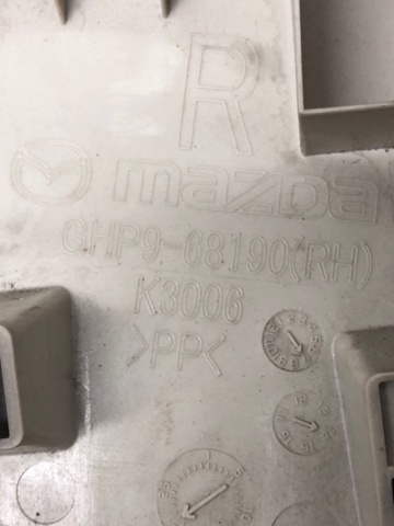 Накладка стійки кузова зовнішня, центральна права GHP968190A75 MAZDA