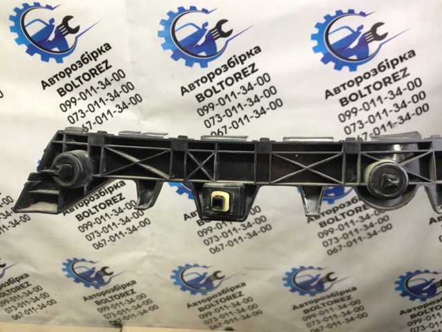Лівий кронштейн заднього бампера GJR9502J1 MAZDA