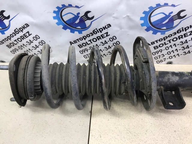 Стійка передня права GMM634700 MAZDA