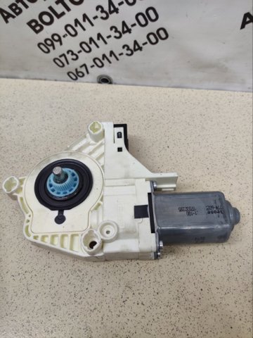 Мотор склопідйомника дверей задніх, правих LR016352 LAND ROVER