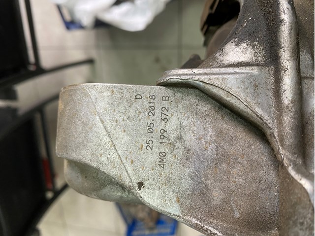 Права подушка мотора 4M0199372B VAG