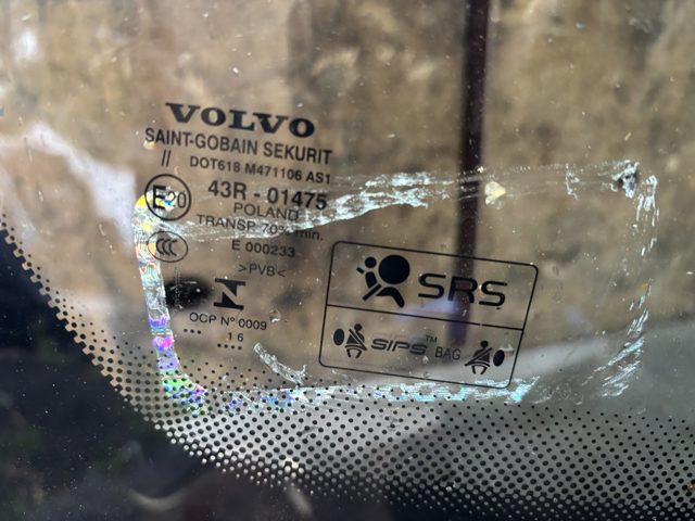 Вікно вітрове 31468007 VOLVO