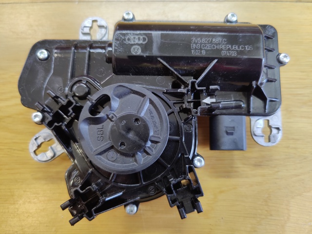 Мотор-привід відкр/закр. замку багажника (3/5-х дв.) 3V5827887C VAG