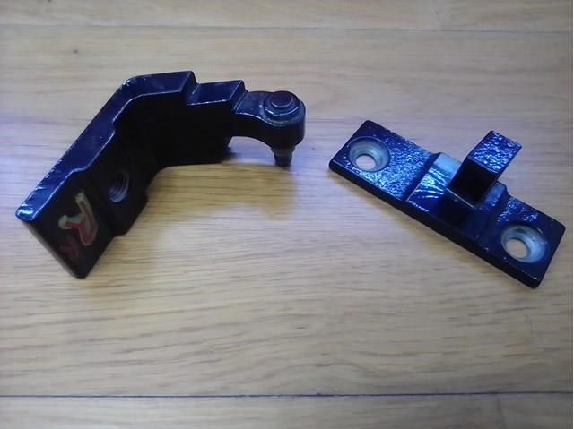 Петля заднтої двері, правої 41527200244 BMW