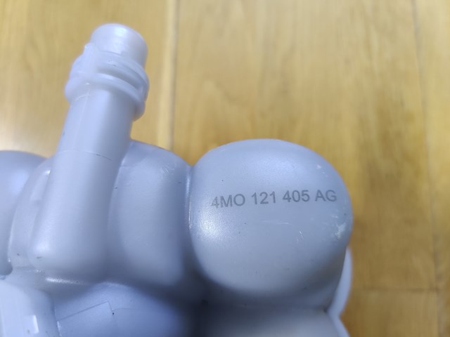 Водяний бачок системи охолодження 4M0121405AG VAG
