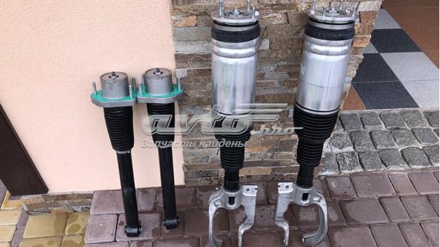 Стійка задня права LR047322 LAND ROVER