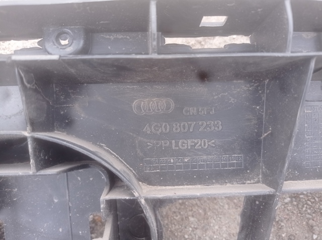 Бампер на авто 4G0807233 VAG