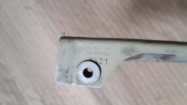 Кронштейн кріплення крила переднього правого верхній 5NA821184 VAG