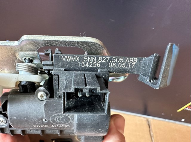 Замок п'ятих дверей 5NN827505 VAG