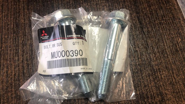 Болт кріплення заднього верхнього важеля, зовнішній MU000390 MITSUBISHI