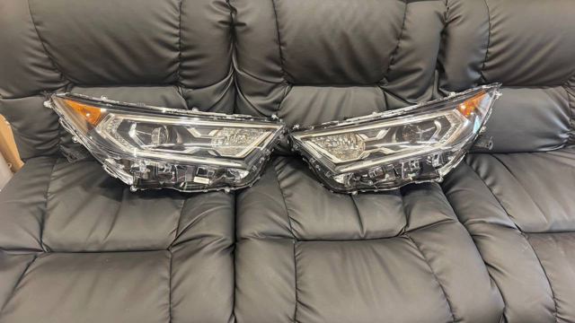 Права блок фара 8113042A00 TOYOTA