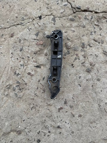 Ліве кріплення переднього бампера LR034222 LAND ROVER