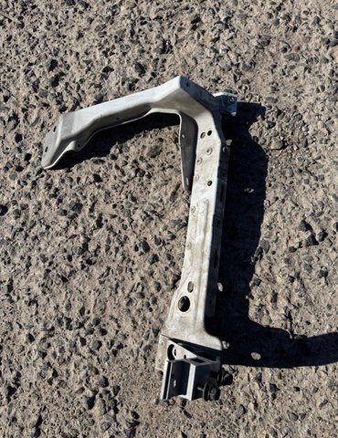 Рамка радіатора ліва LR091688 LAND ROVER