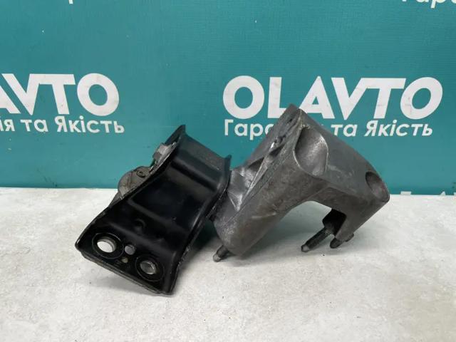 Подушка (опора) двигуна, передня 11210AX60A NISSAN