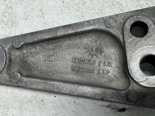 Кронштейн подушки (опори) двигуна, задньої 13130723 OPEL