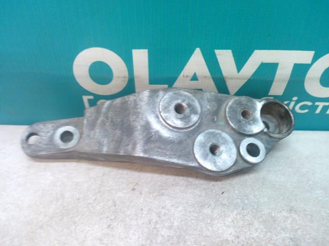 Ліва подушка двигуна 55700438 OPEL