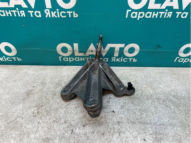 Кріплення подушки коробки передач 8200043084 RENAULT