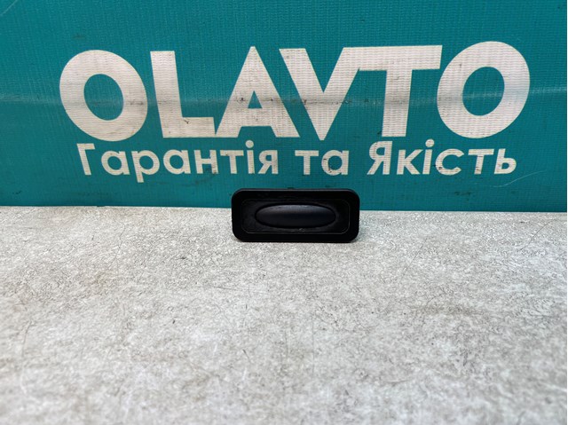 Кнопка приводу замка 3/5 дверей (ляди) / кришки багажника 8200076256 RENAULT