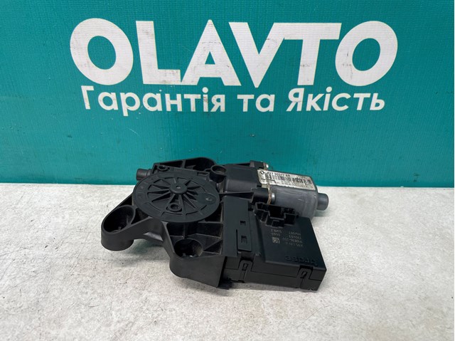 Мотор склопідйомника дверей задніх, правих 827300005R RENAULT