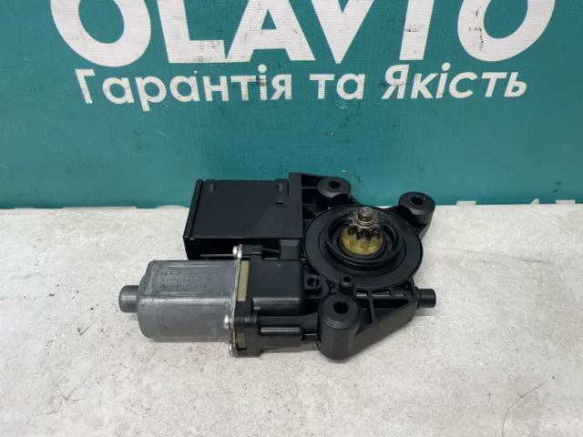 Моторчик склопідйомника двері задніх, лівих 827310004R RENAULT