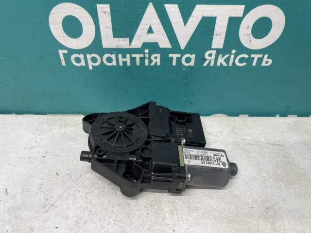 Двигун стеклопод'емника двері задньої, лівої 827310004R RENAULT
