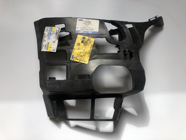 Кронштейн бампера переднього, правий 1377203 FORD