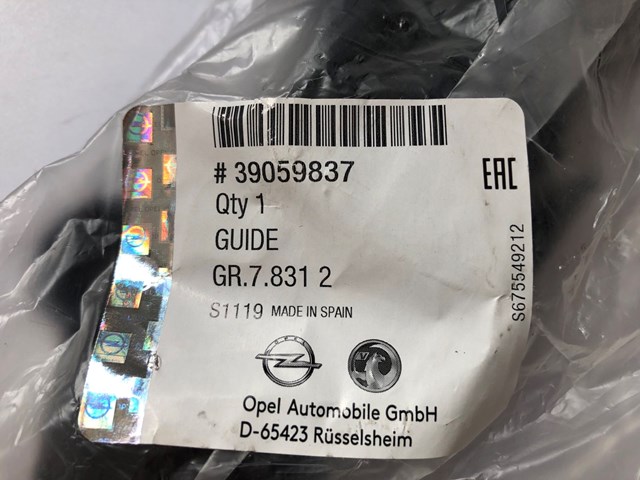 Кронштейн кріплення бампера переднього правий 39059837 OPEL