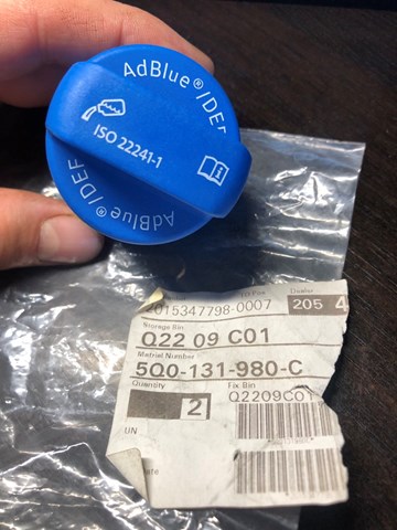 Кришка заливної горловини бака AD BLUE 5Q0131980C VAG