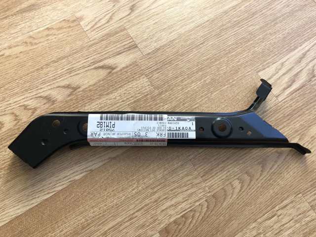 Рамка радіатора верхня 625201KA0A NISSAN