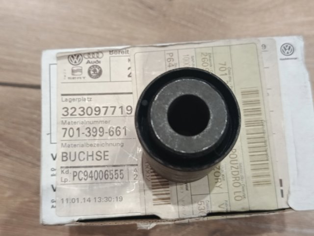 Подушка (опора) двигуна ліва (сайлентблок) 701399661 VAG