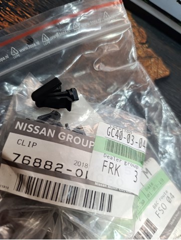 Пістон (кліп) кріплення підкрилки переднього крила 768820M060 NISSAN