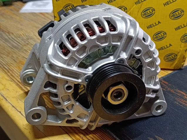 Генератор автомобільний 8EL012430411 HELLA
