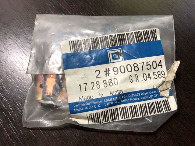 Вимикач контролю положення ручного гальма 90087504 GM