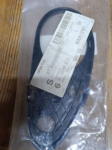 Решітка переднього бампера, права A2038850623 MERCEDES