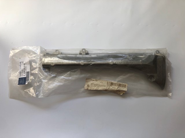 Кришка двигуна декоративна A6280162024 MERCEDES