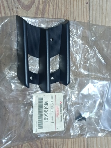 Решітка бампера, ліва MR496691 MITSUBISHI