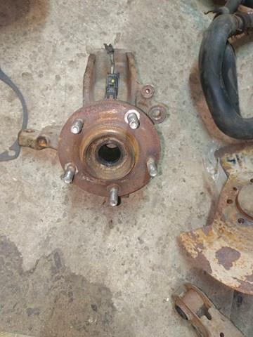 Кулак поворотний передній правий C23633021 MAZDA