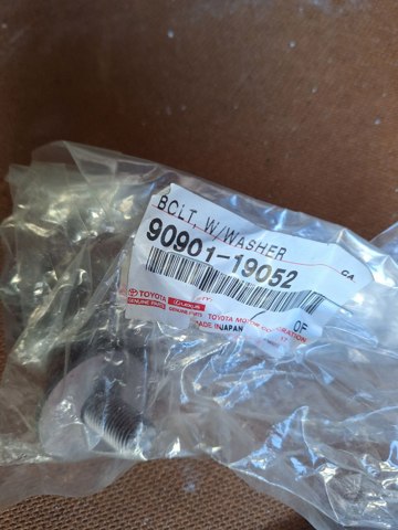 Болт кріплення амортизатора заднього 9090119052 TOYOTA