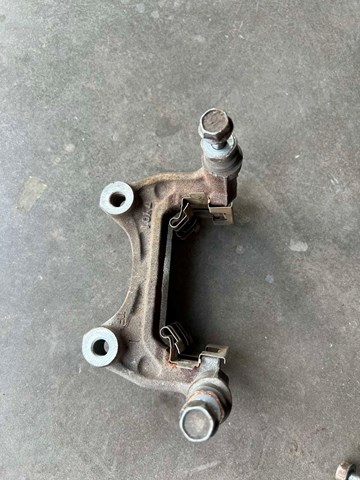 Скоба супорту заднього KAY02629X MAZDA