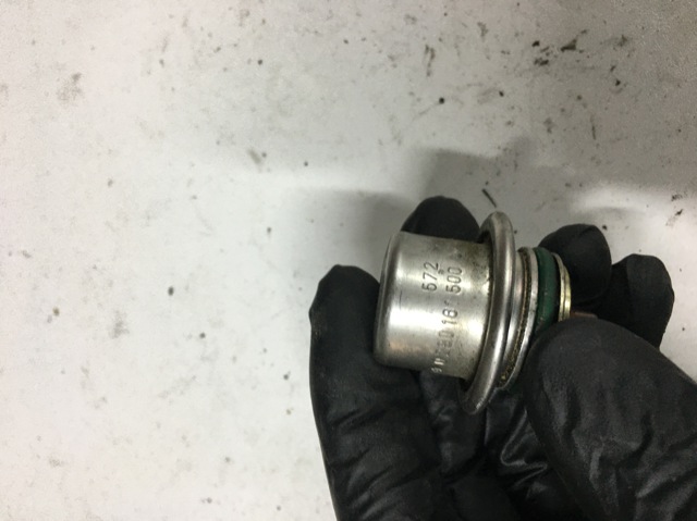Регулятор тиску палива в паливній рейці 0280160500 BOSCH