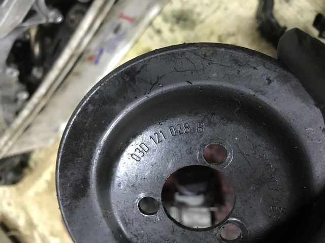Шків водяної помпи 03D121028B VAG