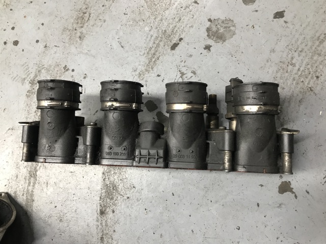 Рампа форсунок системи упорскування палива 06D133209T VAG
