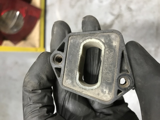 Подушка радіатора охолодження, нижня 1U0121367A VAG