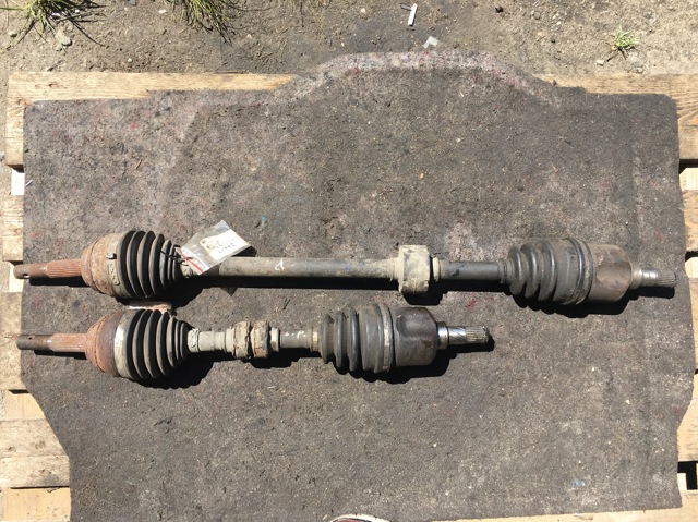Привід передній правий 391004M766 NISSAN