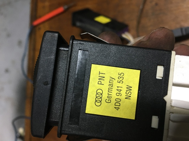 Кнопка протитуманних фар 4D0941535 VAG