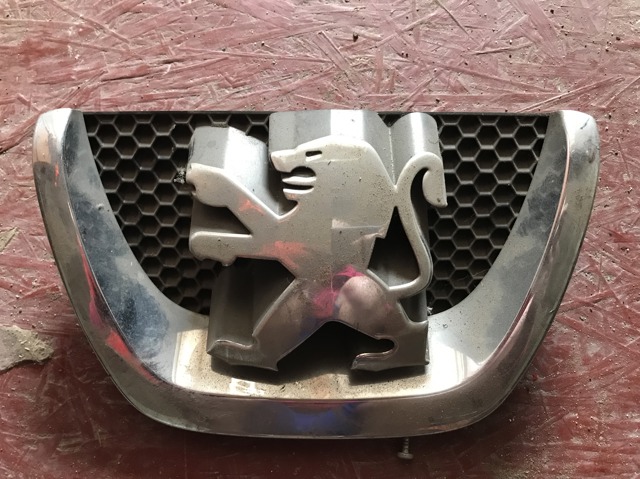 Емблема переднього бампера 9649670480 PEUGEOT