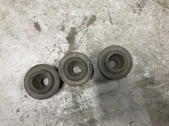 Подушка радіатора охолодження, нижня 98AB8125EC FORD