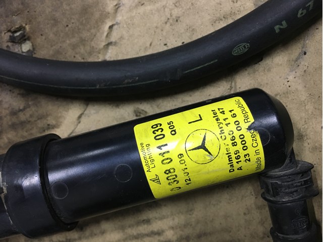 Форсунка омивача фари передньої, лівою A1698601147 MERCEDES
