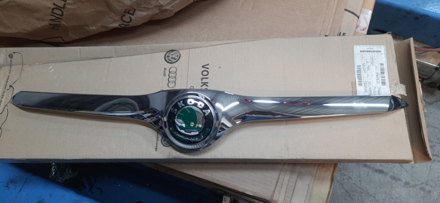 Молдинг капота 3T0853633 VAG
